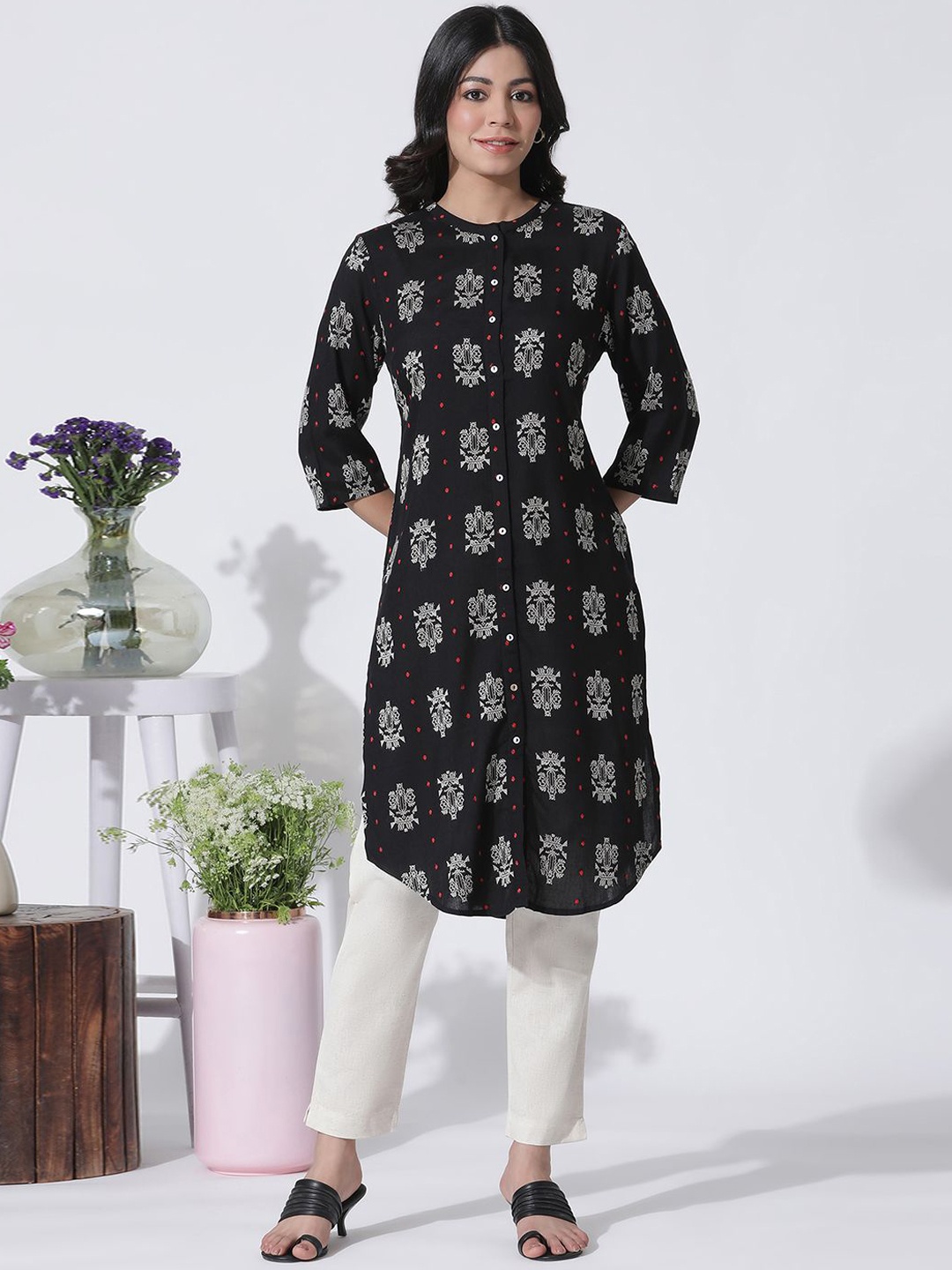 

W Black Ethnic Motifs Printed Mandarin Collar Straight Kurta With Trousers