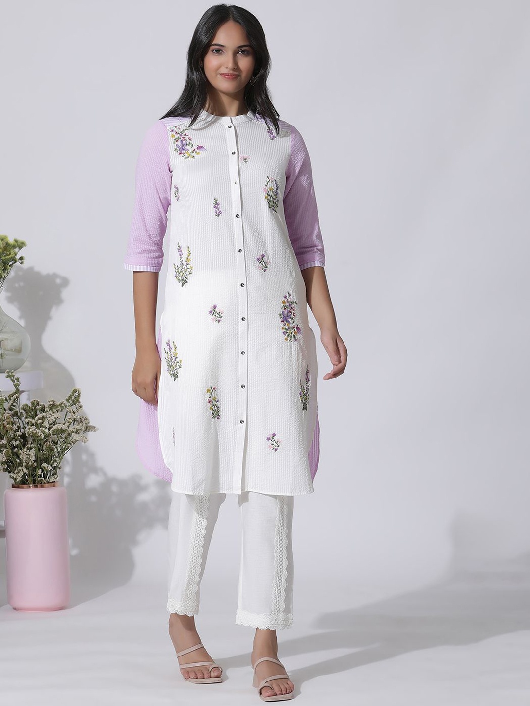 

W White Floral Embroidered Thread Work Mandarin Collar Straight Kurta With Trousers
