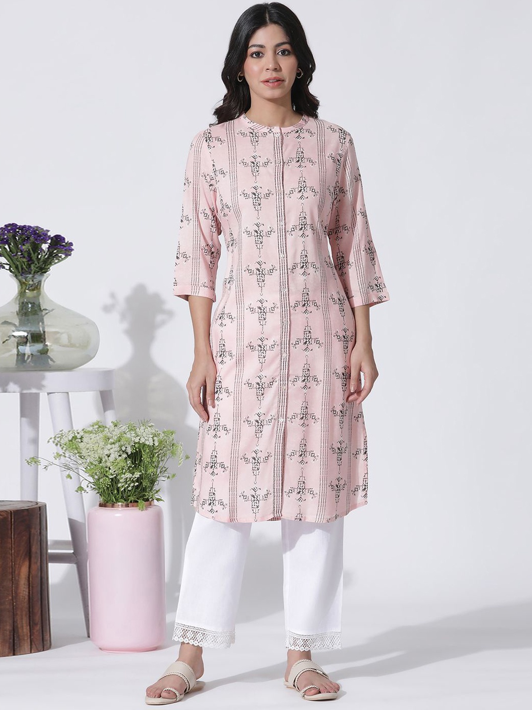 

W Pink Geometric Printed Mandarin Collar Straight Kurta With Trousers