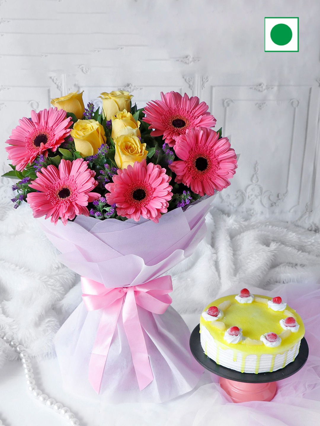 

IGP Fresh Flower & Pineapple Eggless Round Cake- 500 G, Yellow