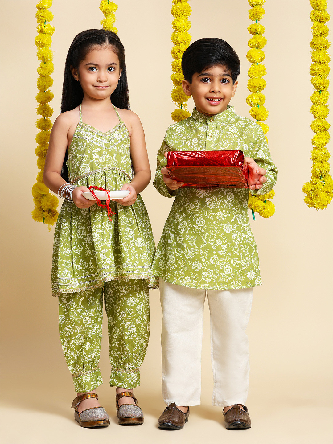 

Cutiekins Boys Floral Printed Mandarin Collar Pure Cotton Straight Kurta with Trousers, Olive