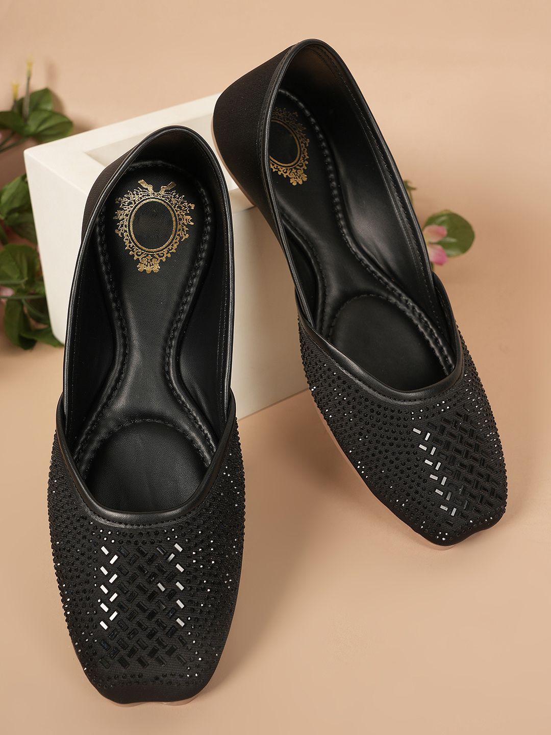 

Style Shoes Women Embellished Ethnic Mojaris, Black