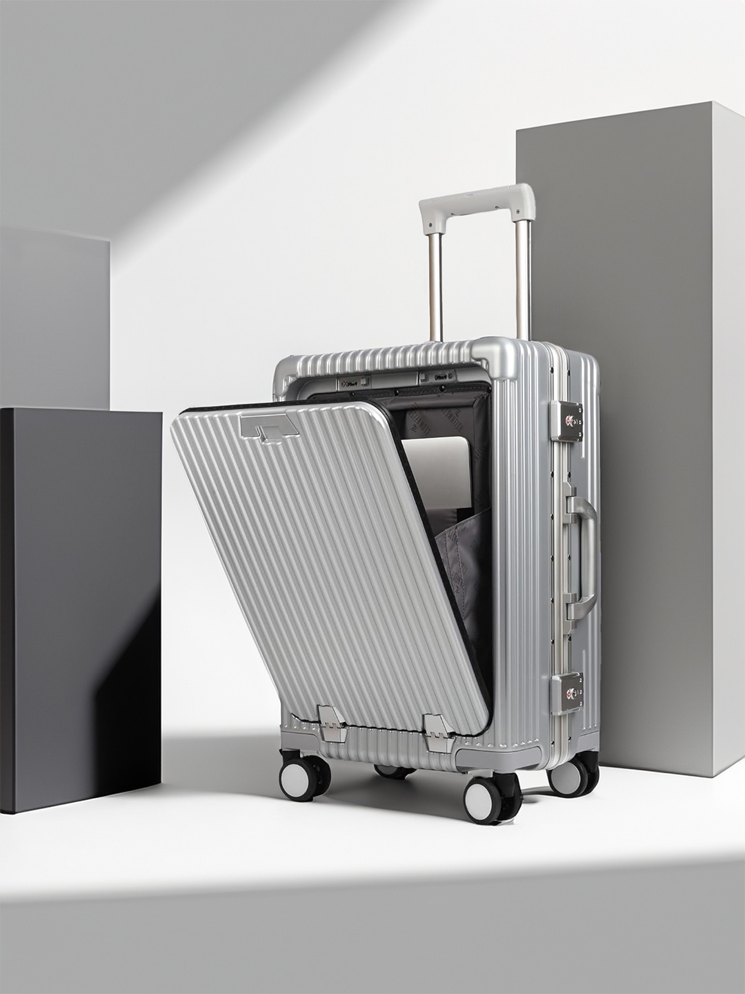 THE CLOWNFISH Ambassador Hard-Sided Large Trolley Bag, Silver