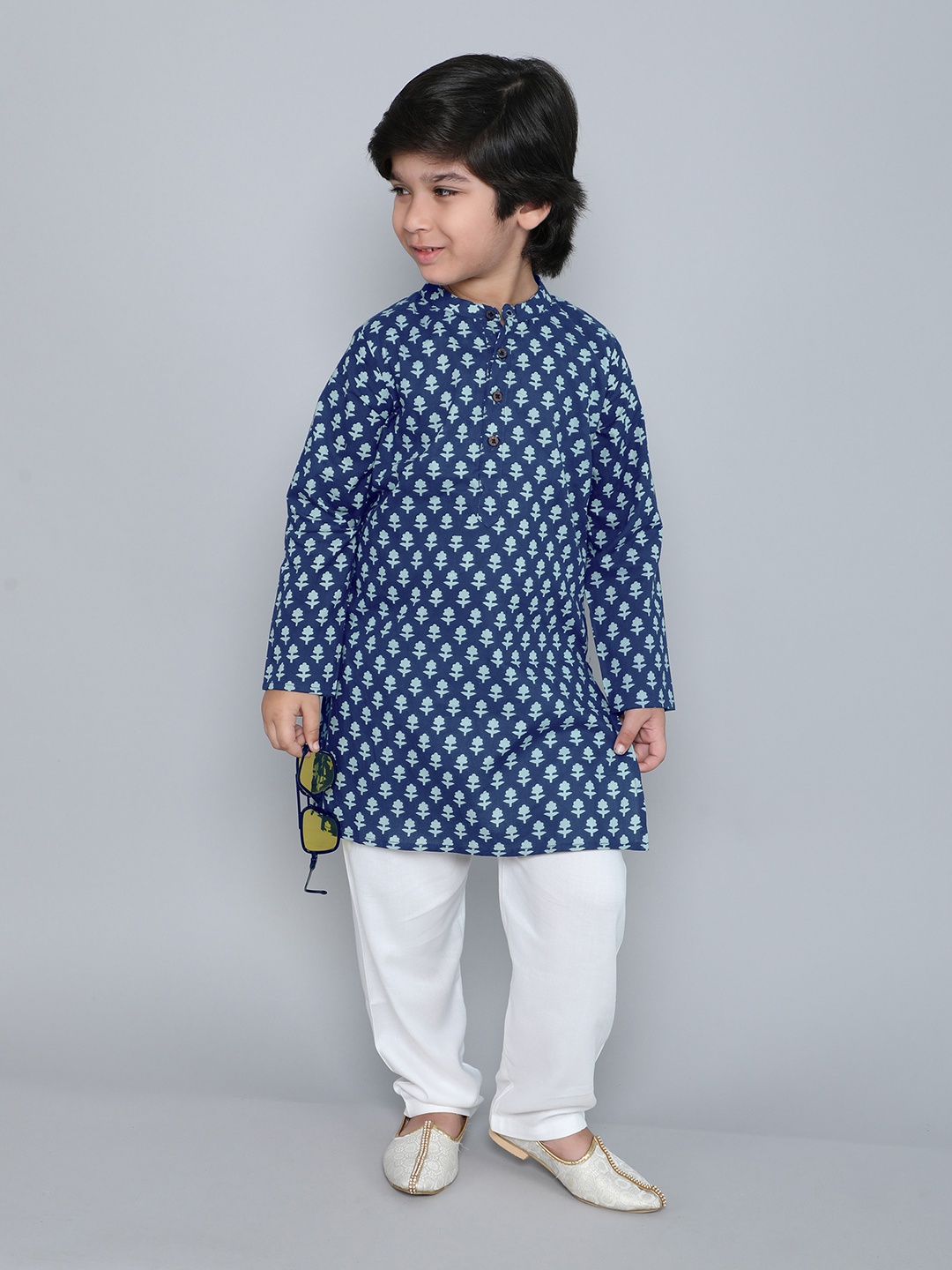 

The Magic Wand Boys Geometric Printed Mandarin Collar Straight Kurta With Pyjamas, Navy blue