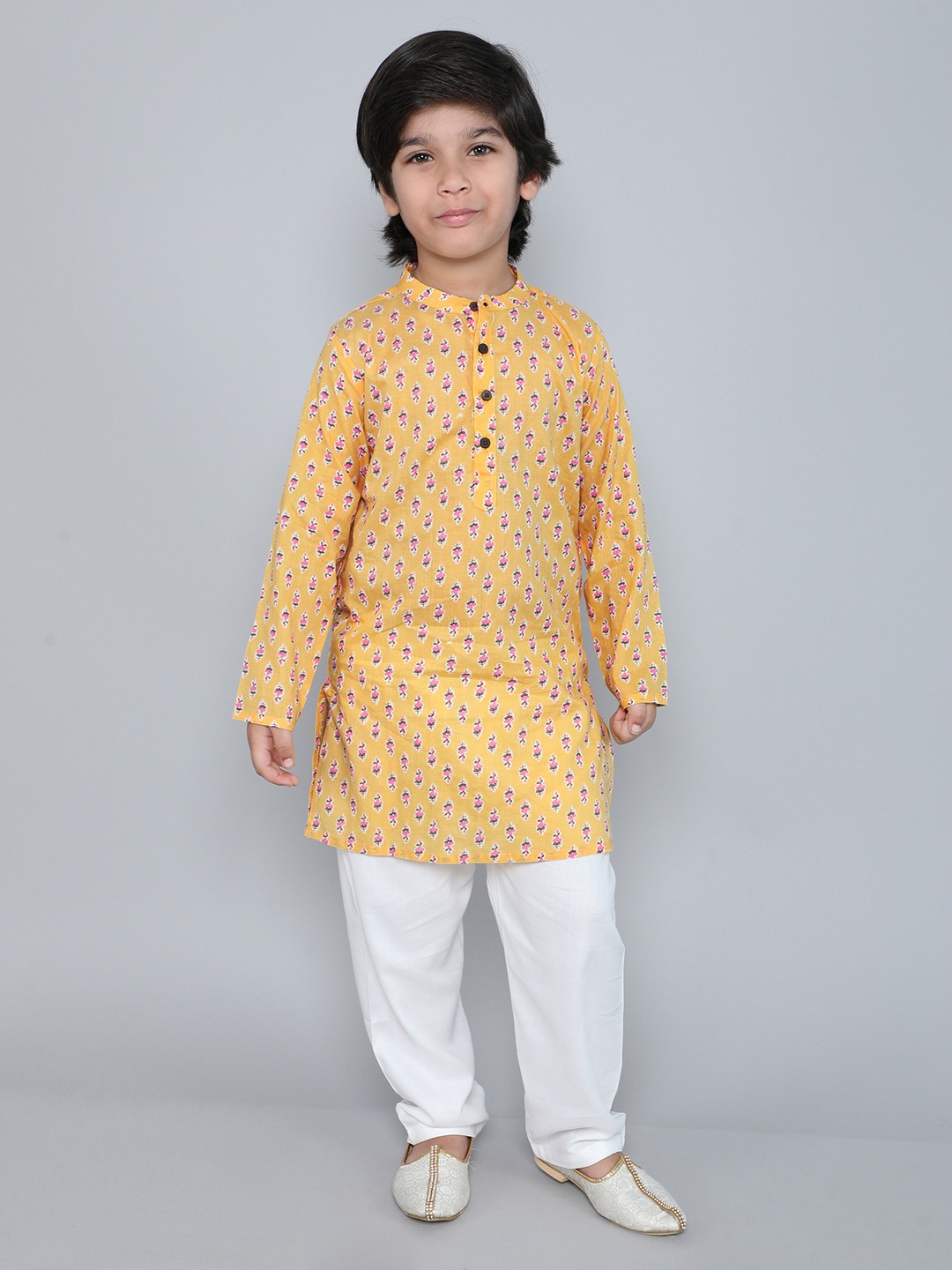 

The Magic Wand Boys Floral Printed Mandarin Collar Straight Kurta With Pyjamas, Yellow