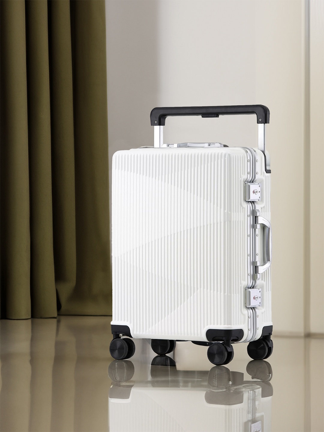 THE CLOWNFISH Aeroglide Hard-Sided Medium Trolley Bag, White