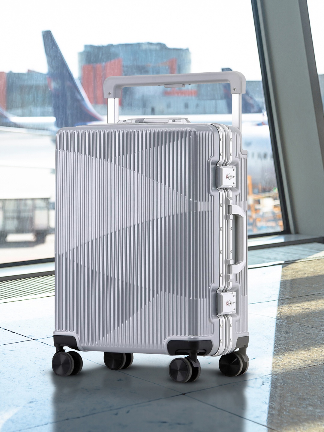 THE CLOWNFISH Aeroglide Hard-Sided Medium Trolley Bag, Silver