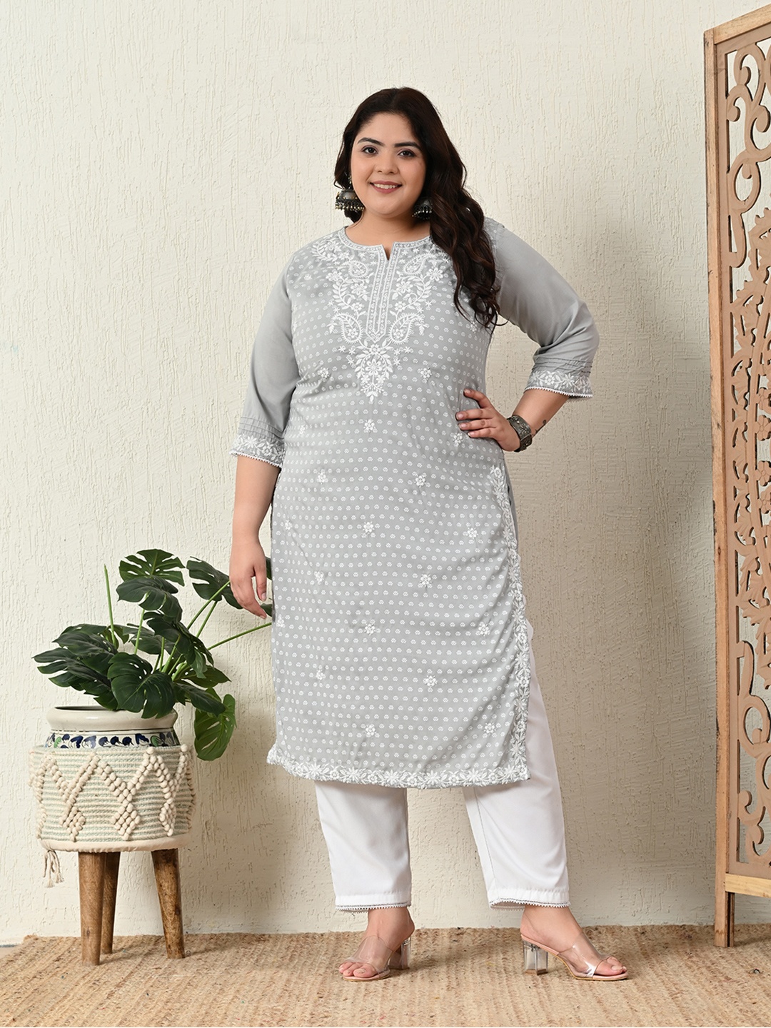 

PrettyPlus by Desinoor.com Floral Embroidered Thread Work Kurta With Trousers, Grey