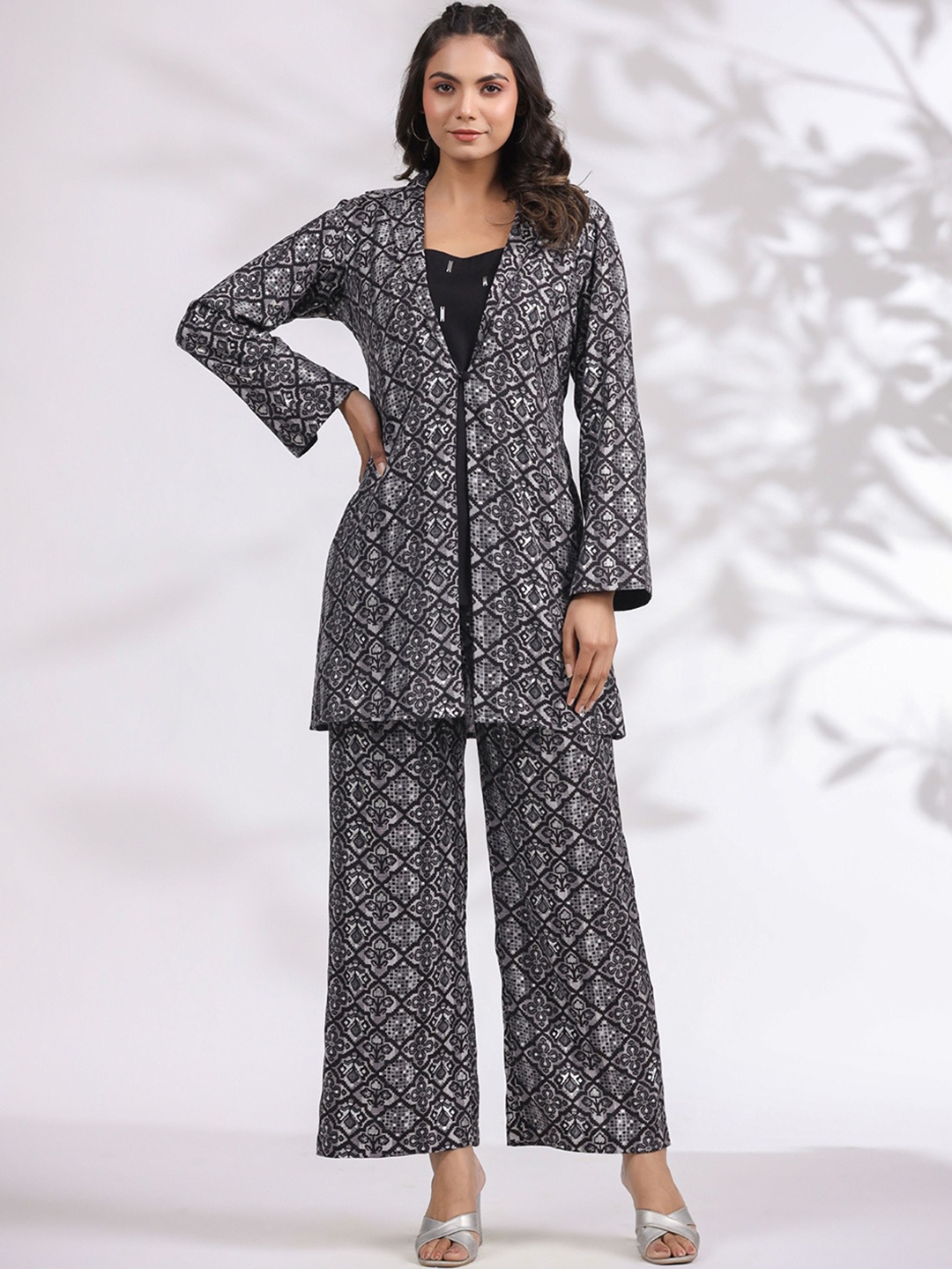 

GILLORI Printed V-Neck Jacket With Palazzos & Inner Co-Ords, Black
