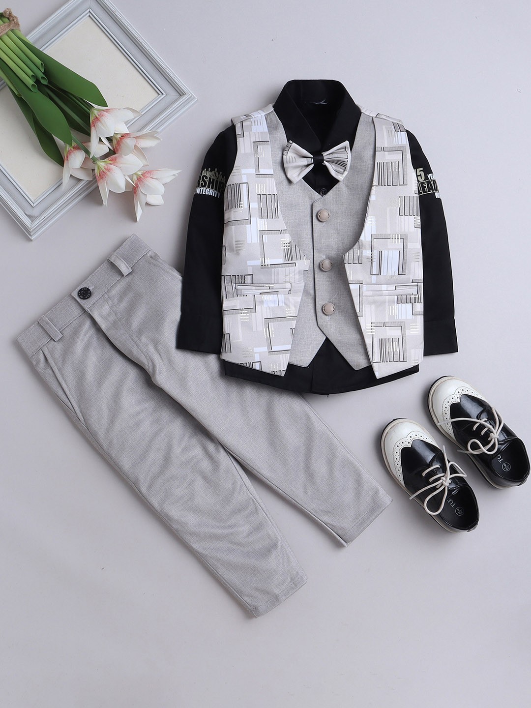 

FOURFOLDS Boys 3 Pieces Single-Breasted Suit, Grey