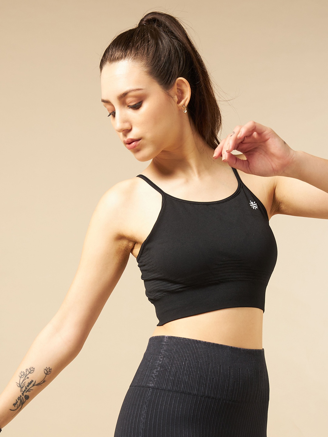 

CULT Seamless Medium Support Full Coverage Sports Bra, Black