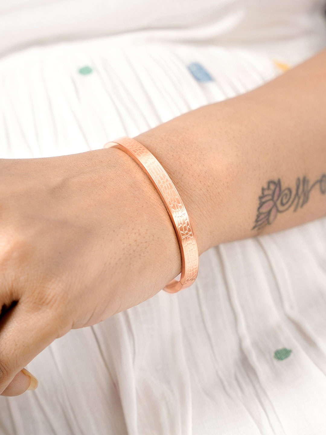 

SWASHAA Roberto Rose Gold-Plated Bangle-Style Bracelet