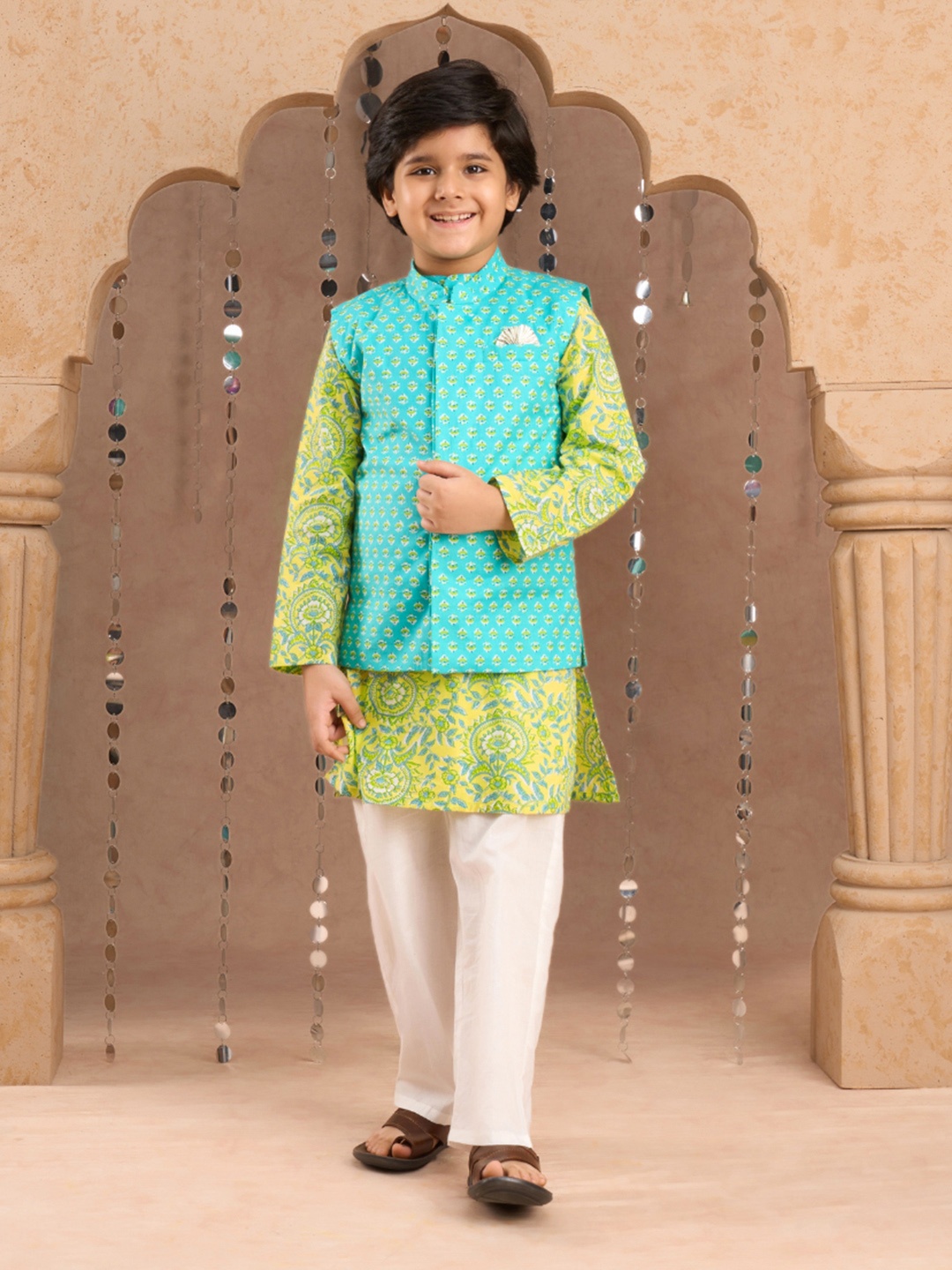 

LIL DRAMA Boys Floral Printed Gotta Patti Pure Cotton Kurta with Pyjama And Jacket, Green