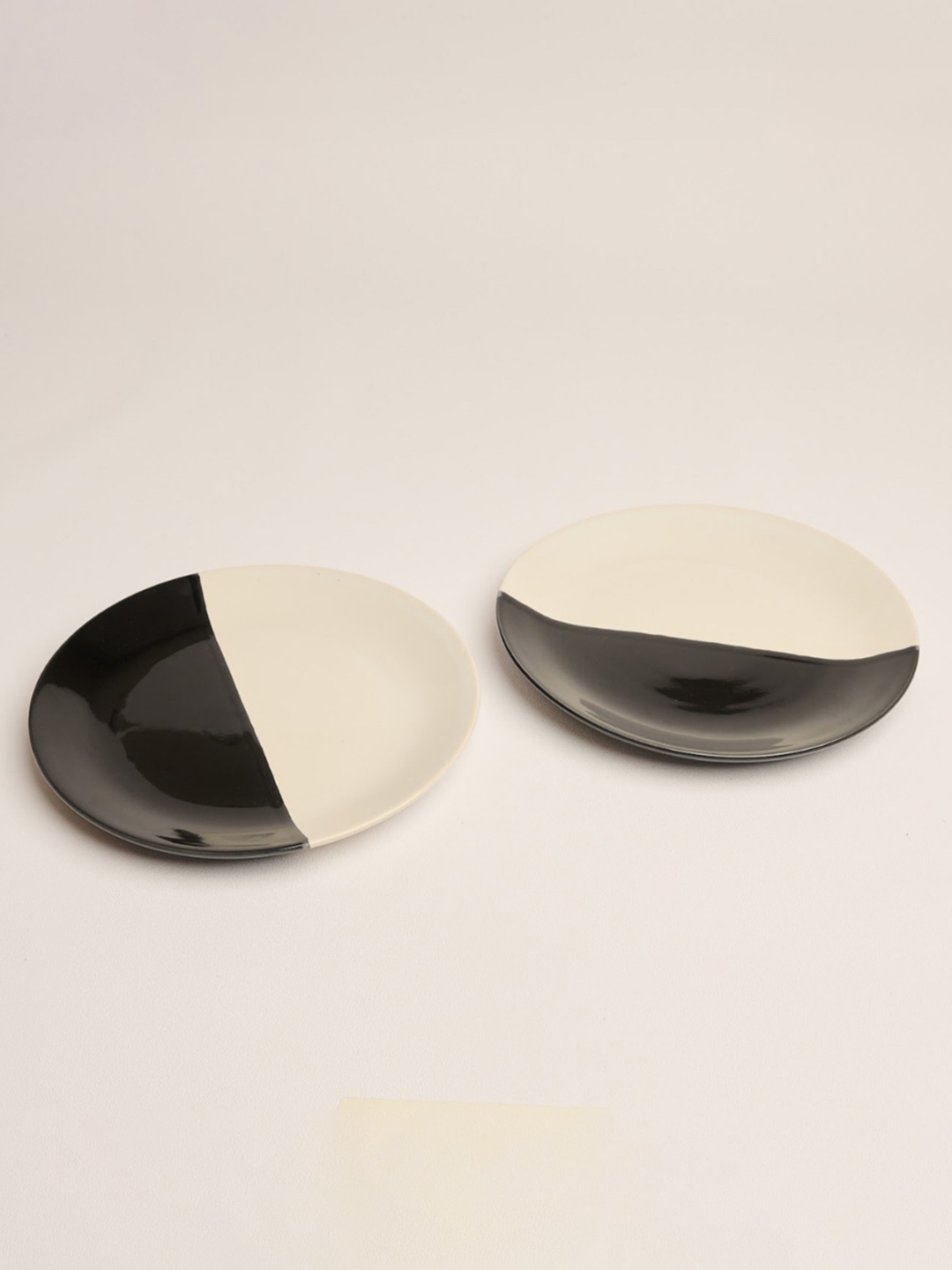 

BlackCarrot Black & White Set of 2 Ceramic Dinner Pates