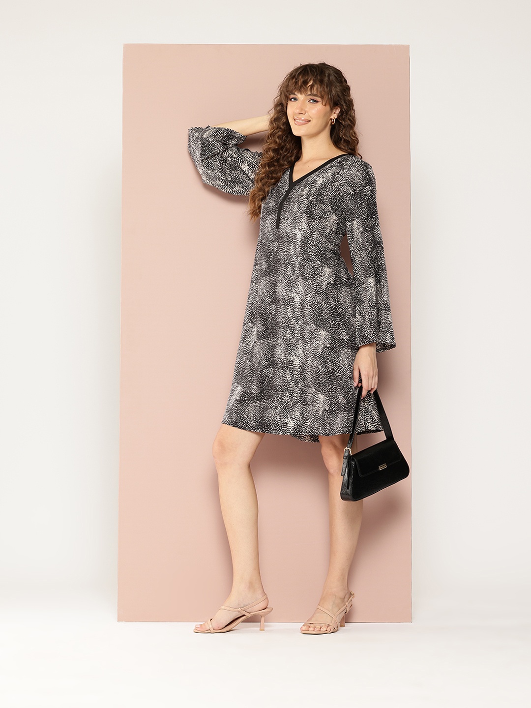 

Qurvii Print Flared Sleeves Crepe A-Line Dress, Black
