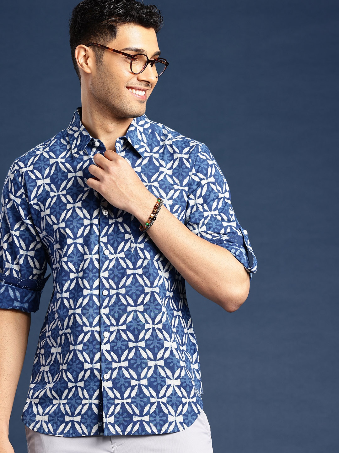 

Taavi Men Comfort Floral Printed Roll-Up Sleeves Indigo Casual Shirt, Blue