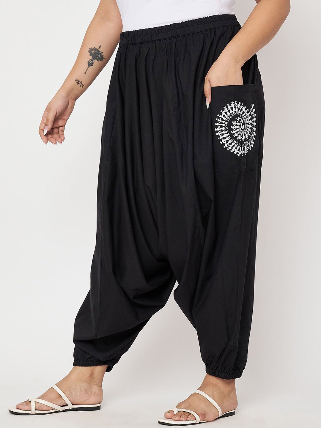 

9rasa Women Loose Fit High-Rise Plus Size Cotton Printed Pockets Drop Crotch Trousers, Black