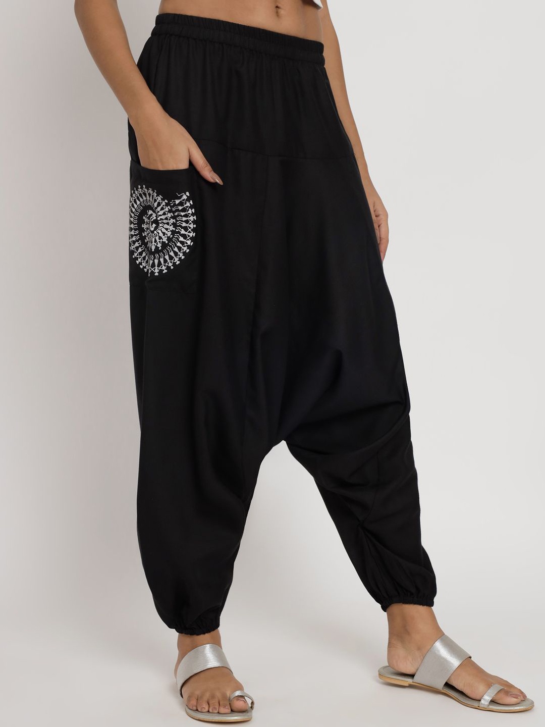 

9rasa Women Loose Fit High-Rise Pleated Cotton Printed Pockets Drop-Crotch Trousers, Black