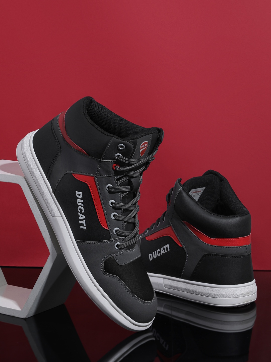

Ducati Men Mid-Top Colourblocked Sneakers, Black