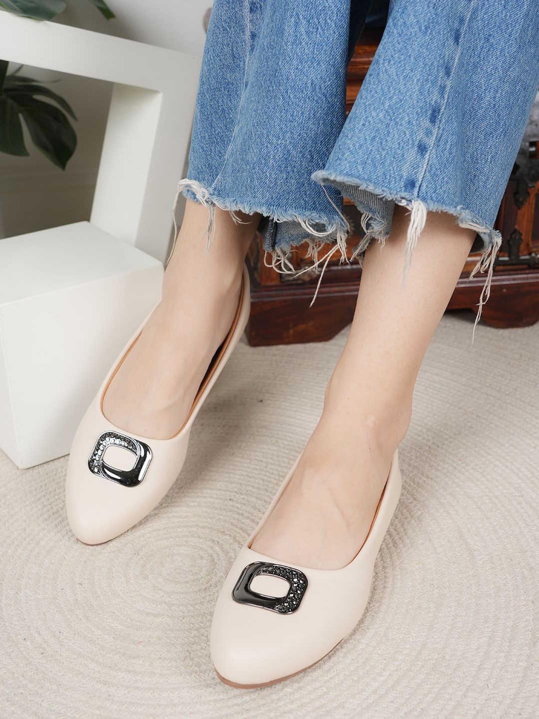

DressBerry Women Pointed Toe Ballerinas Flats, Cream