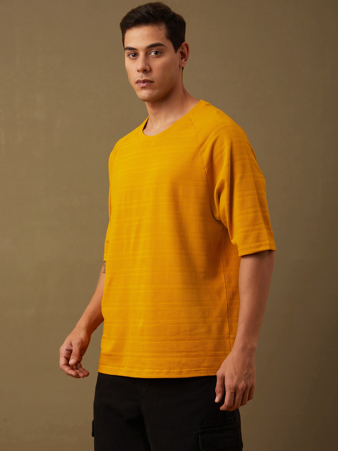 

DILLINGER Men Solid Popcorn Structure Oversized Raglan T-Shirt, Yellow
