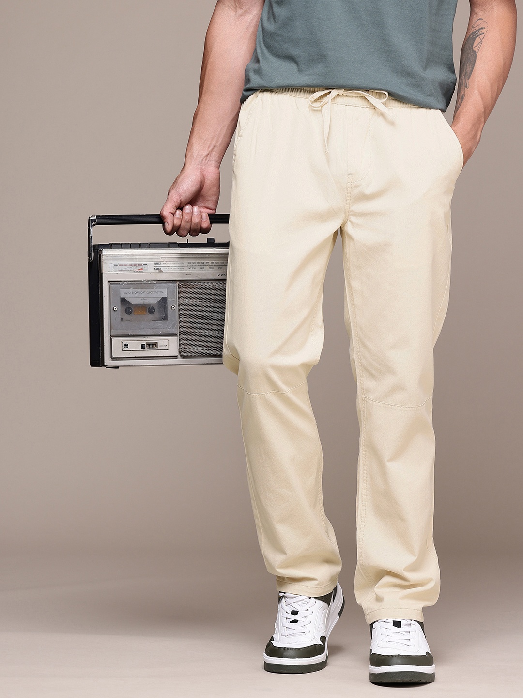 

The Roadster Life Co. Men Straight Fit Pure Cotton Chinos Trousers, Beige