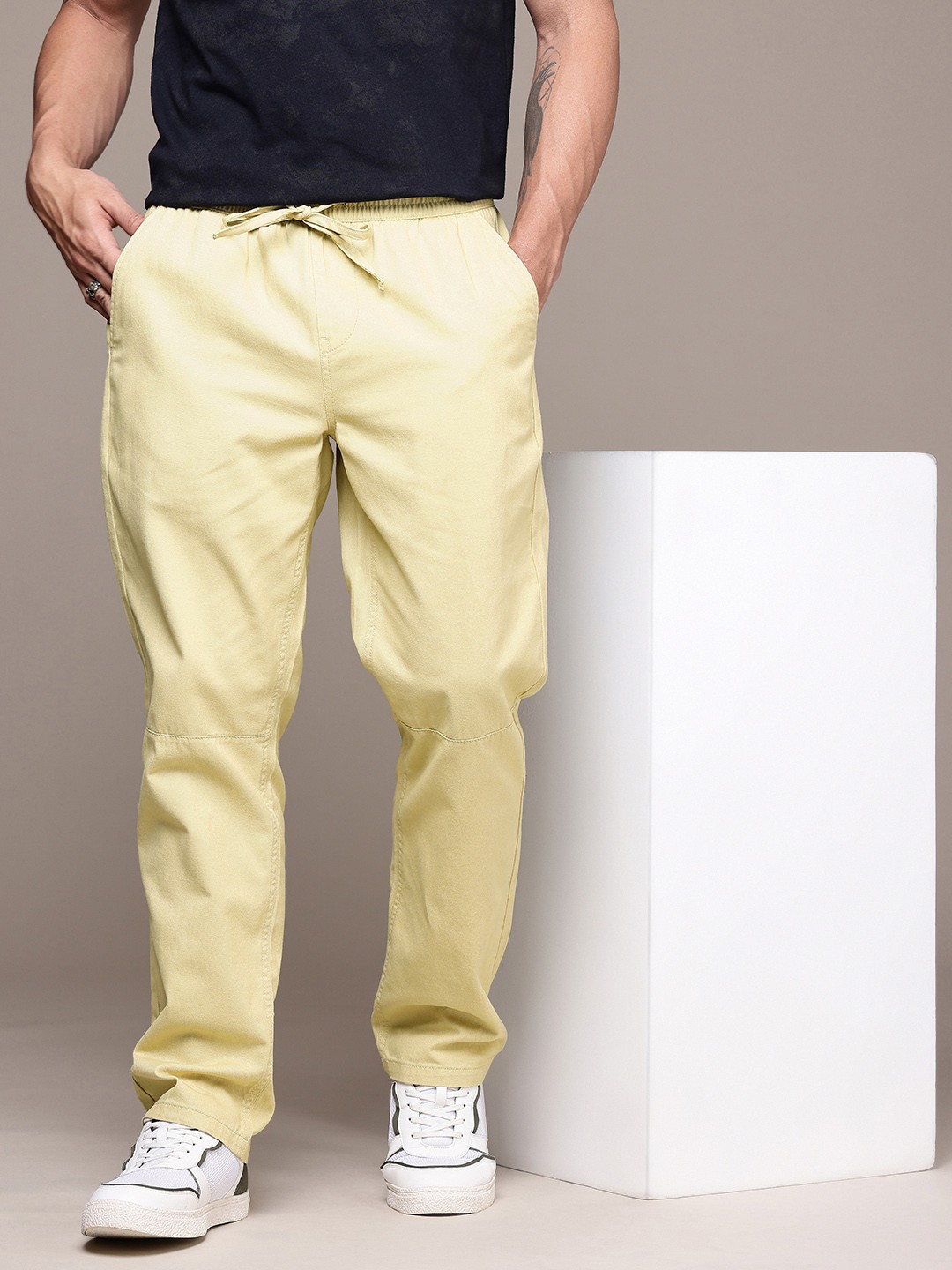 

The Roadster Life Co. Men Straight Fit Pure Cotton Chinos Trousers, Beige