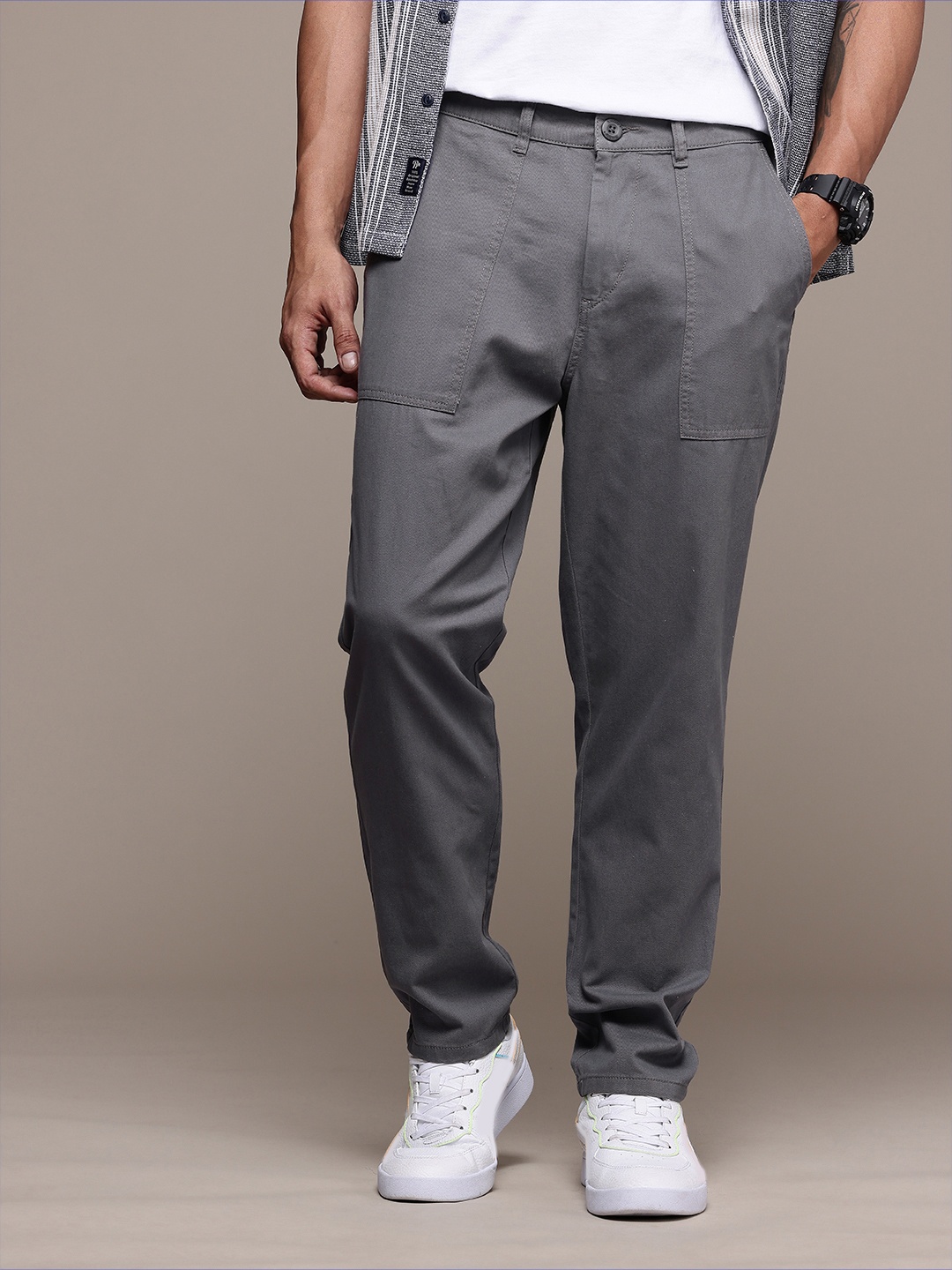

The Roadster Life Co. Men Relaxed Fit Pure Cotton Chinos Trousers, Grey