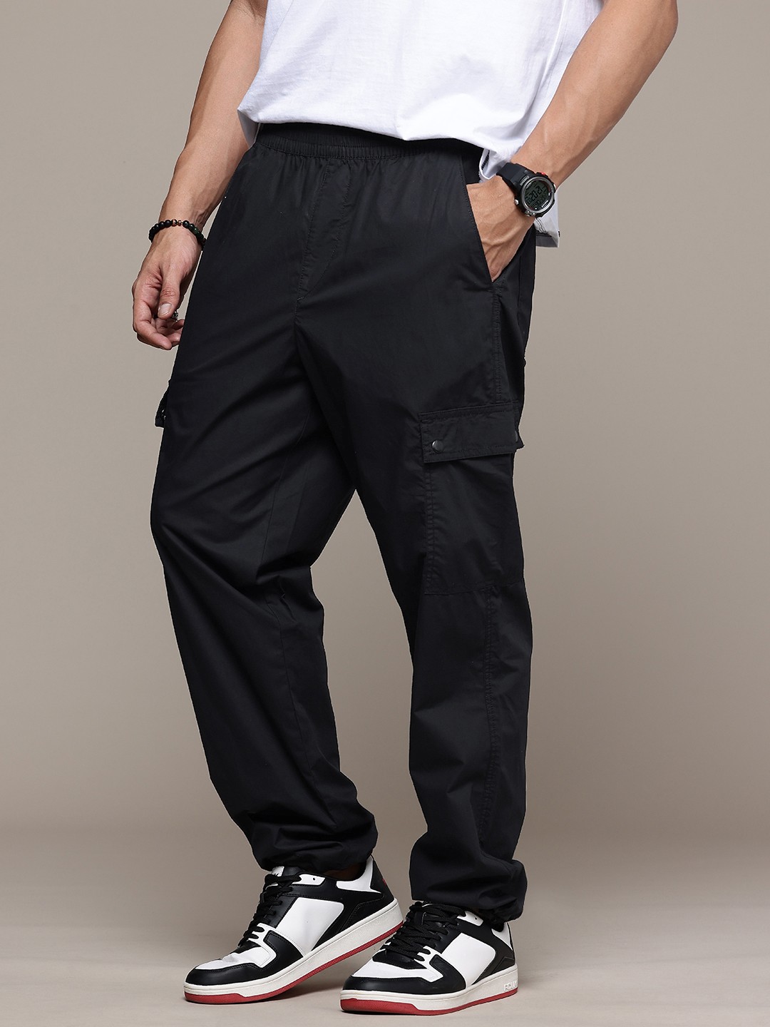 

The Roadster Life Co. Men Relaxed Fit Pure Cotton Cargos Trousers, Black