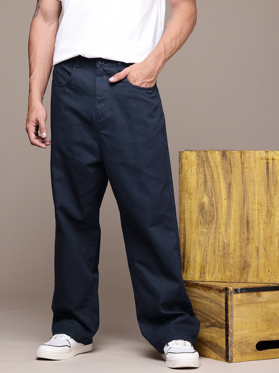 

The Roadster Life Co. Men Pure Cotton Baggy Fit Chinos Trousers, Navy blue