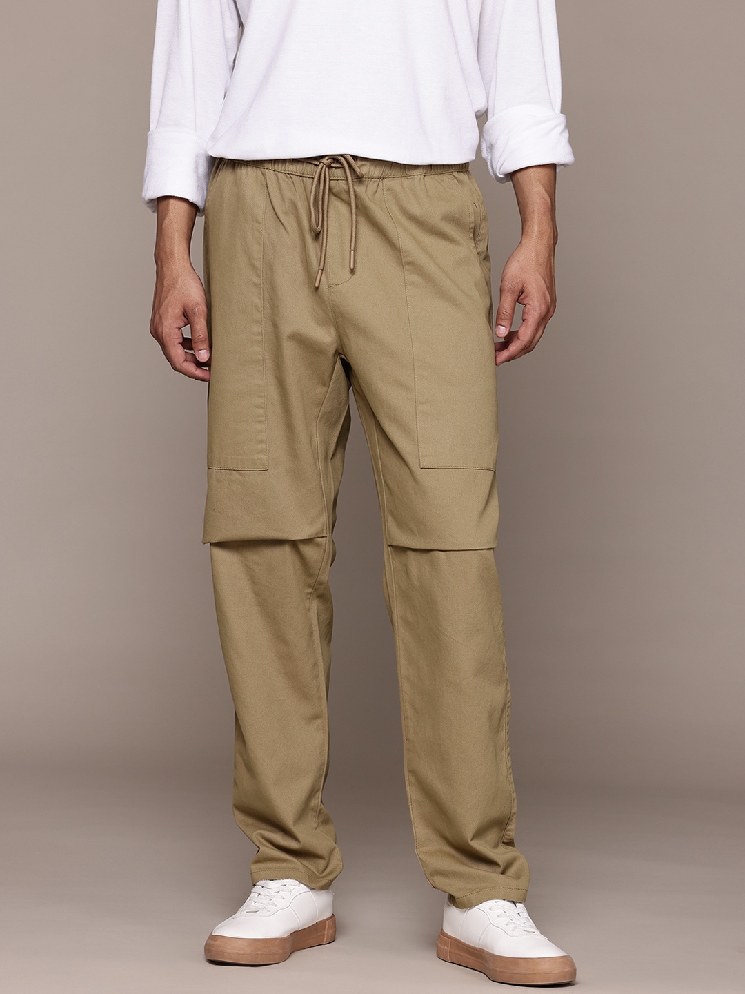 

The Roadster Lifestyle Co. Men Cotton Baggy Fit Trousers, Khaki