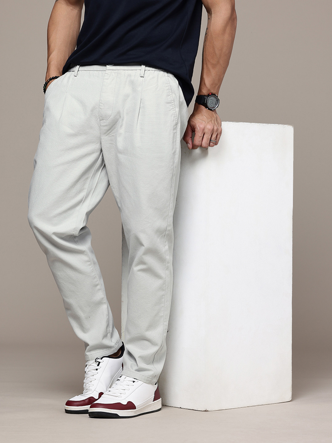 

The Roadster Life Co. Men Relaxed Fit Pure Cotton Pleated Trousers, Grey
