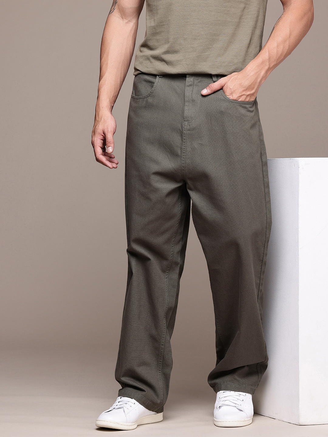 

The Roadster Life Co. Men Pure Cotton Baggy Fit Chinos Trousers, Charcoal