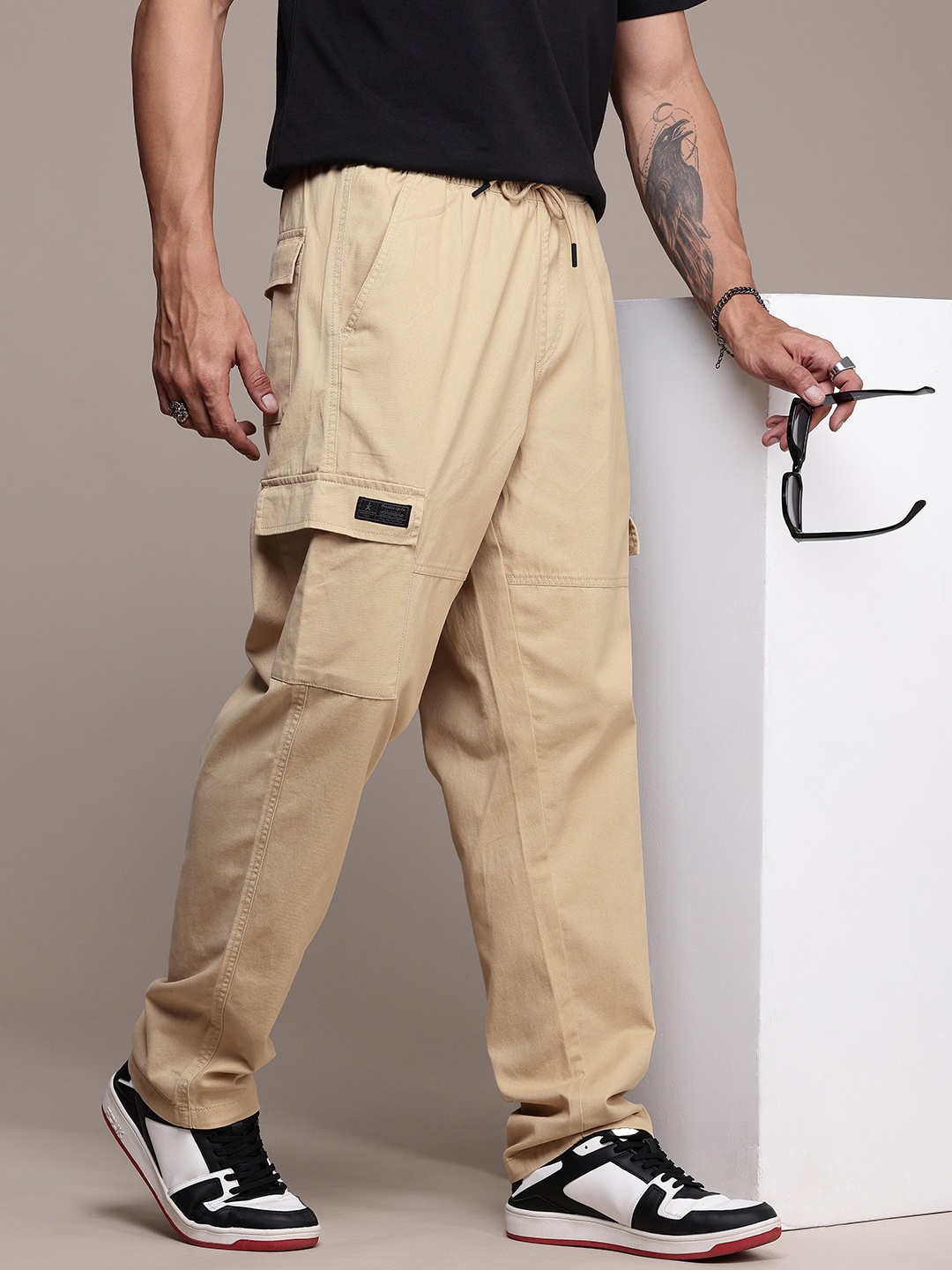 

The Roadster Life Co. Men Loose Fit Pure Cotton Cargos Trousers, Beige