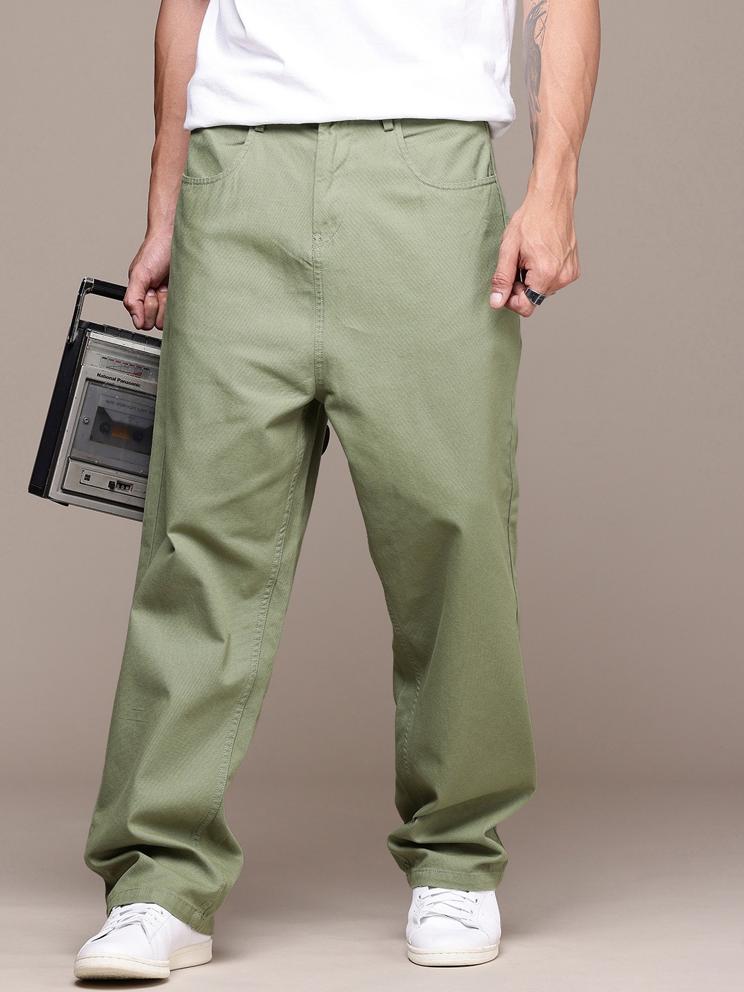 

The Roadster Life Co. Men Pure Cotton Baggy Fit Chinos Trousers, Green