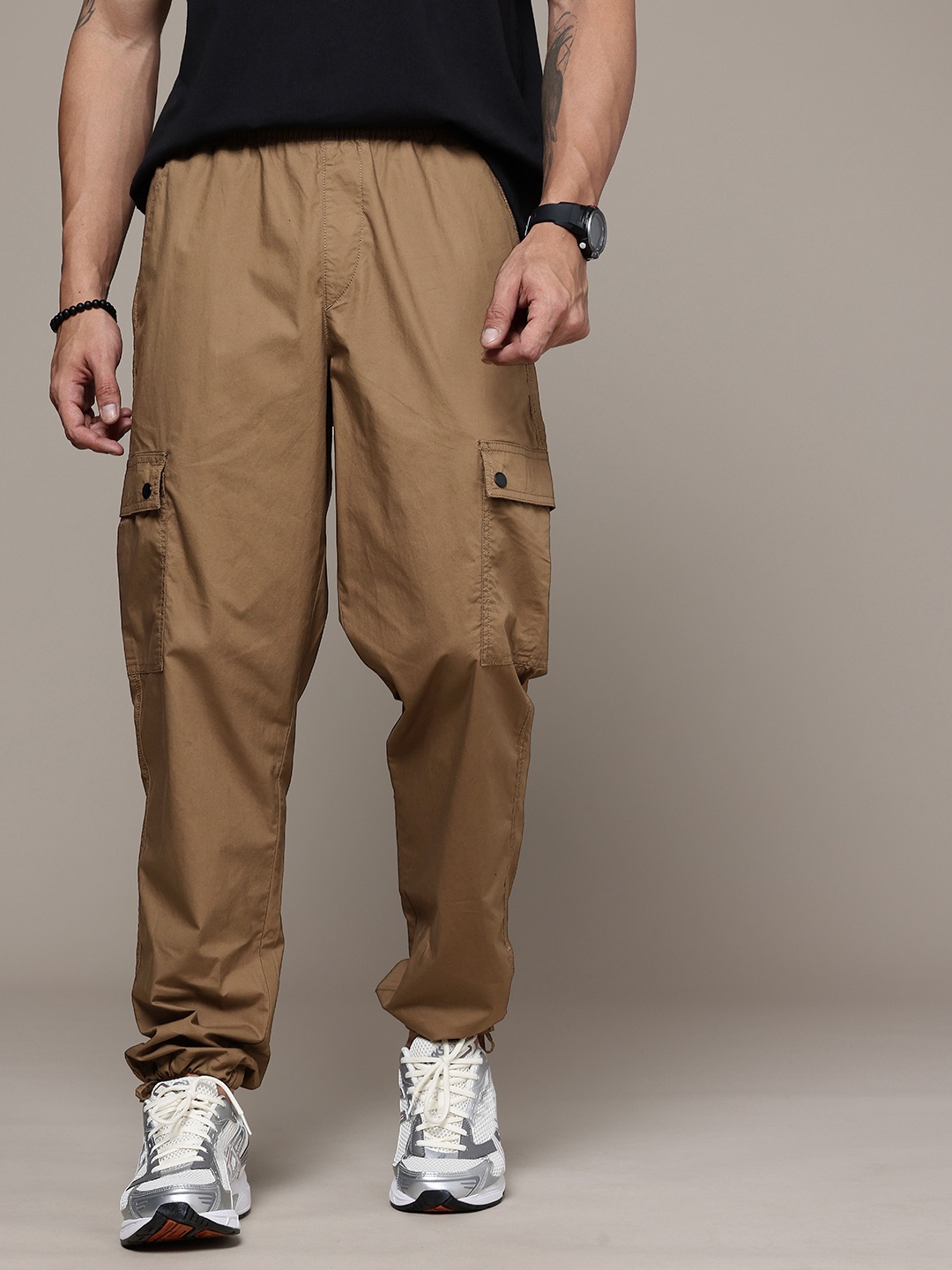 

The Roadster Life Co. Men Relaxed Fit Pure Cotton Cargos Trousers, Brown