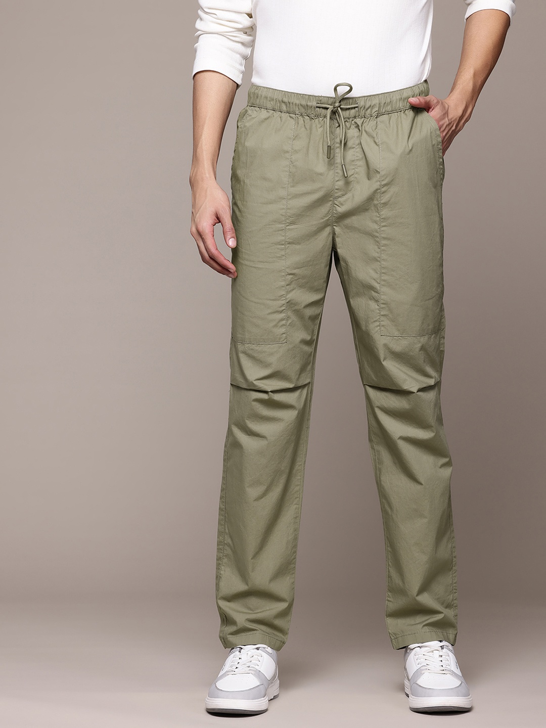 

The Roadster Lifestyle Co. Men Loose Fit Trousers, Olive