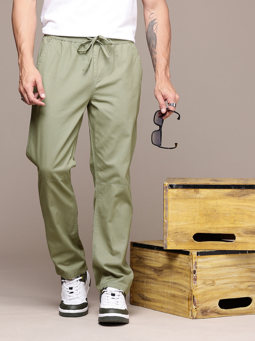 

The Roadster Life Co. Men Straight Fit Pure Cotton Chinos Trousers, Green