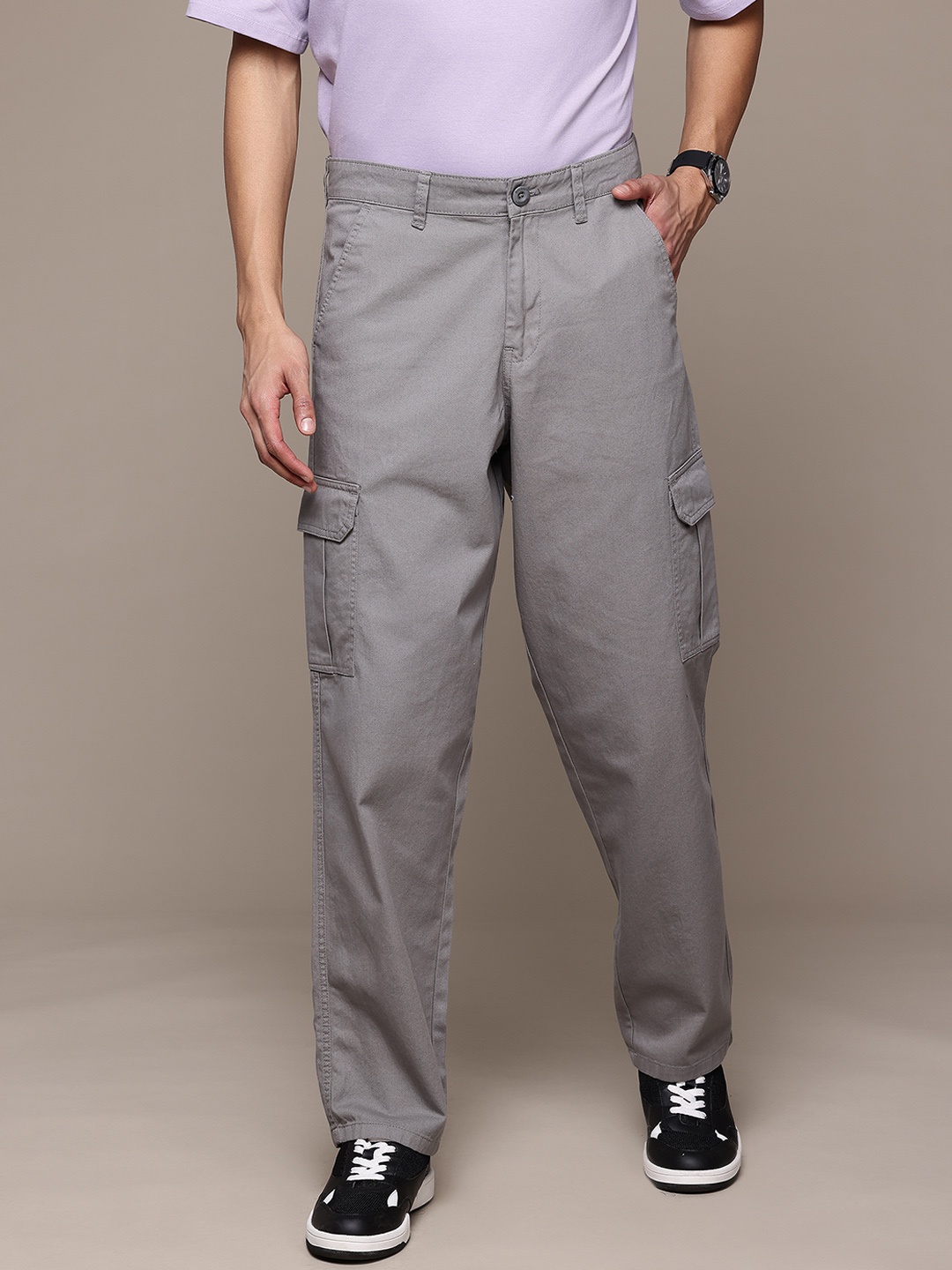 

The Roadster Lifestyle Co. Men Pure Cotton Relaxed Fit Cargos, Grey