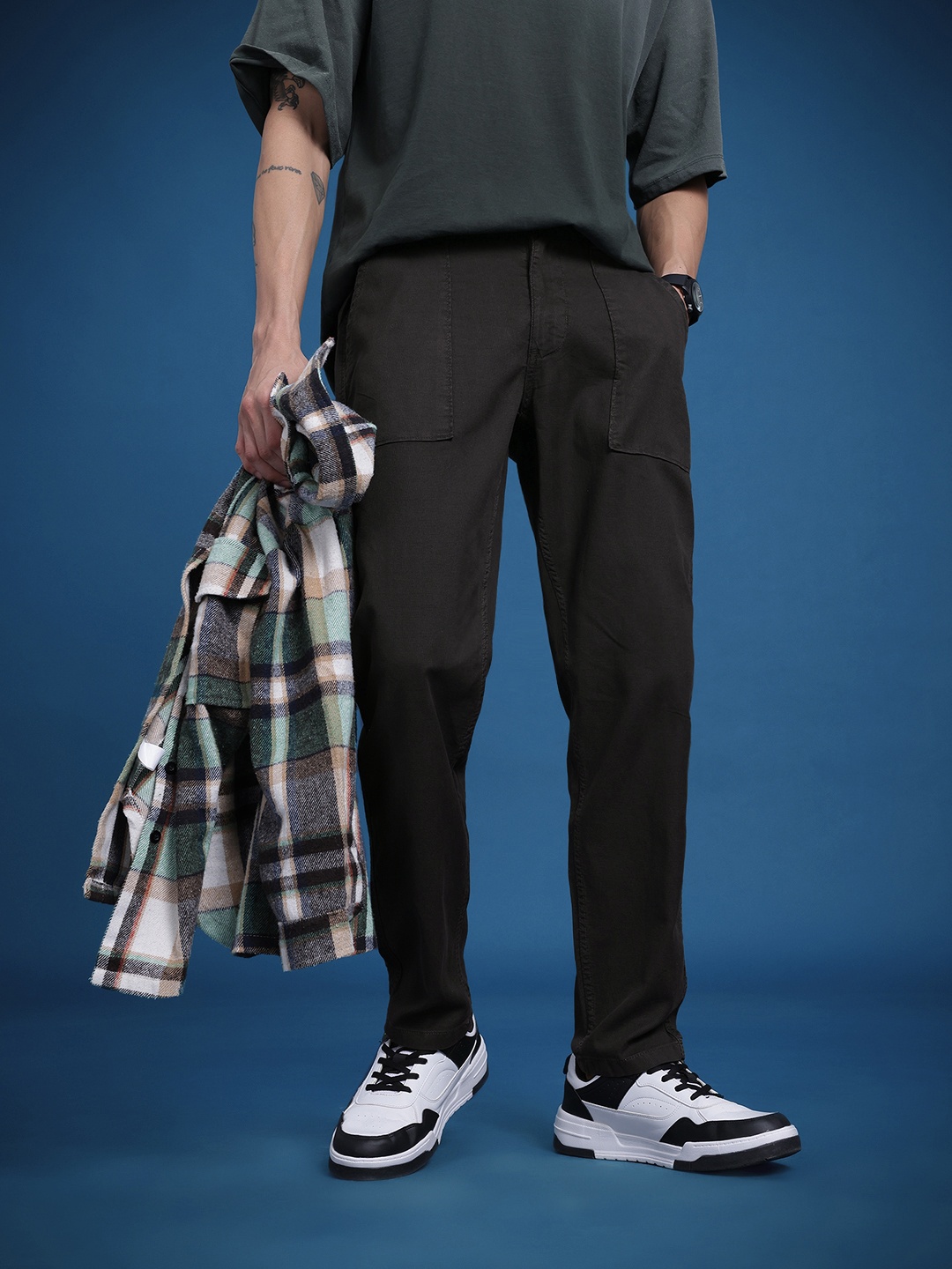 

The Roadster Life Co. Men Chinos Trousers, Charcoal