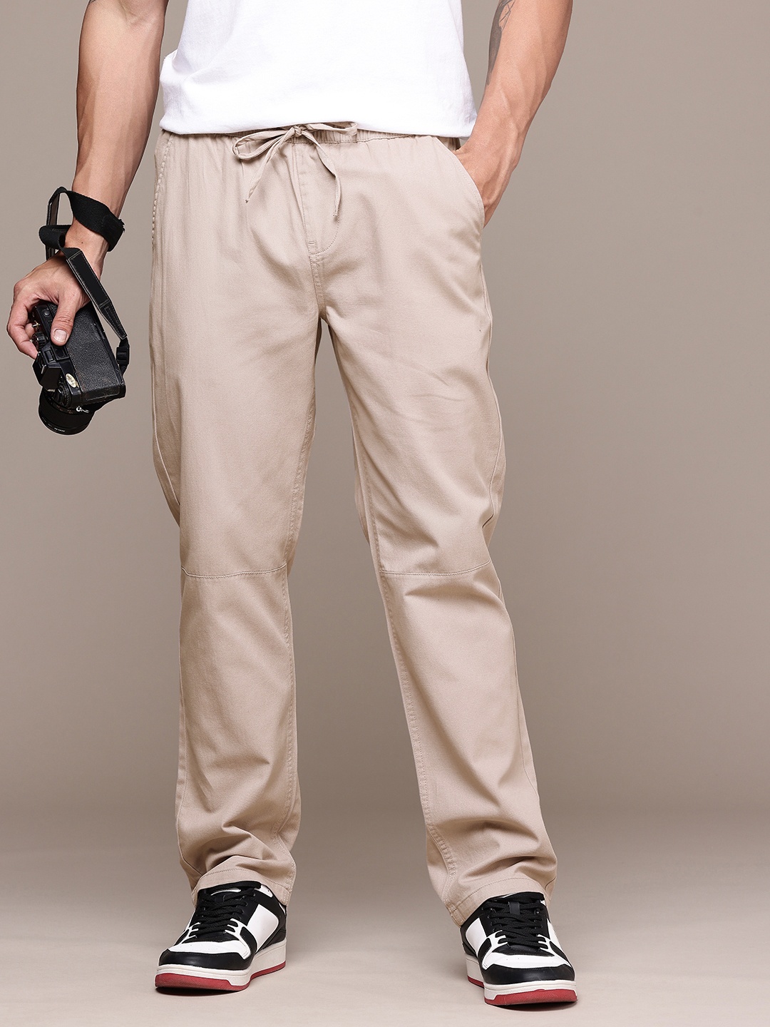 

The Roadster Life Co. Men Straight Fit Pure Cotton Chinos Trousers, Beige