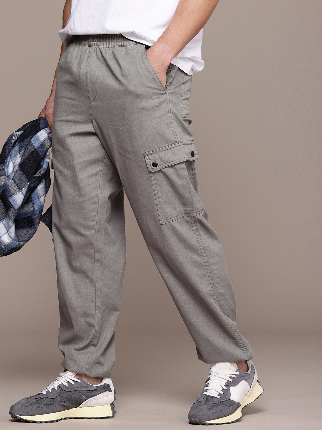 The Roadster Life Co. Men Pure Cotton Relaxed Fit Cargo Trousers, Grey