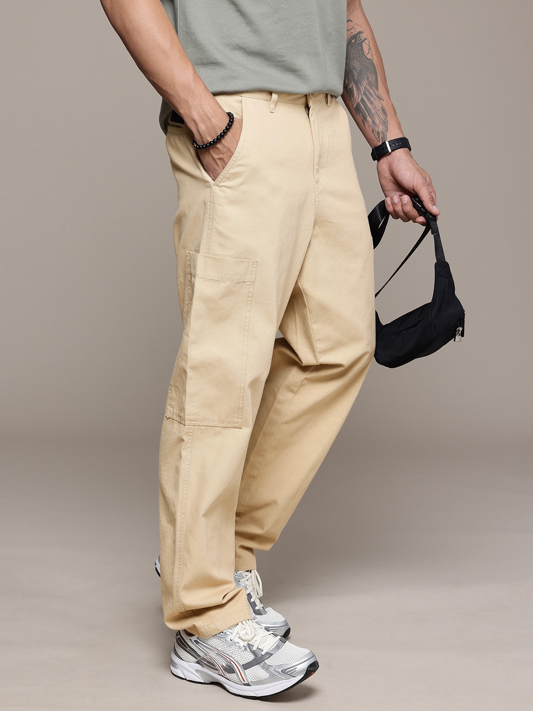 

The Roadster Life Co. Men Relaxed Fit Pure Cotton Cargos Trousers, Beige