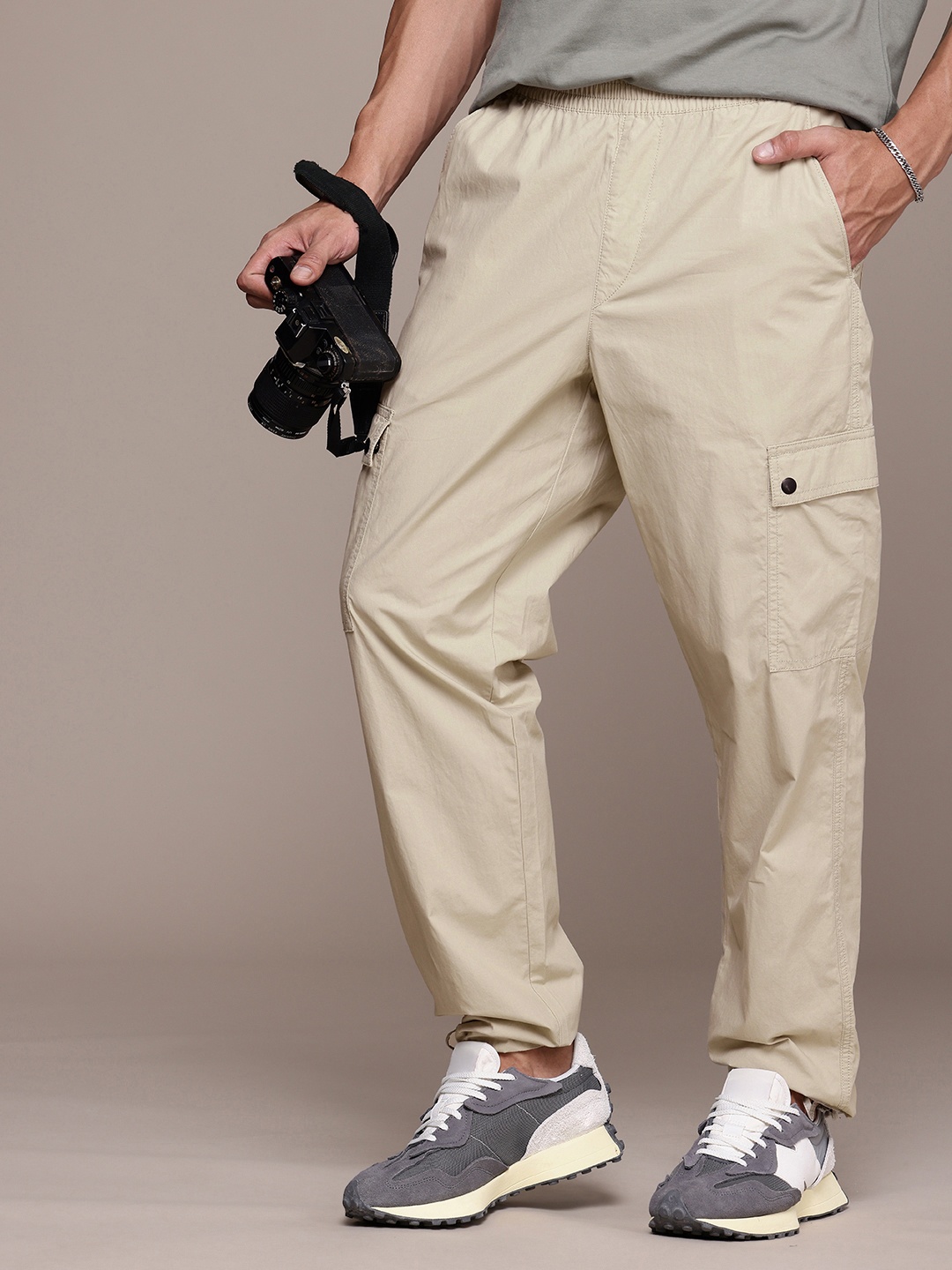 The Roadster Life Co. Men Pure Cotton Relaxed Fit Cargo Trousers, Beige