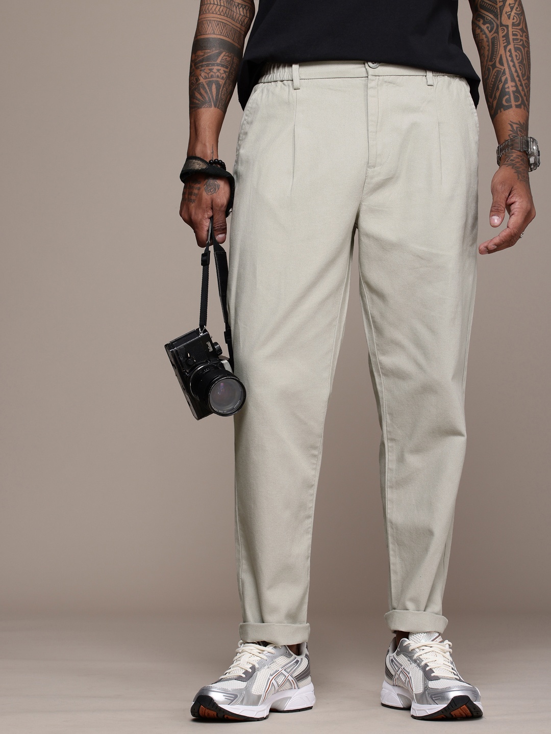 

The Roadster Life Co. Men Pure Cotton Relaxed Fit Pleated Trousers, Grey