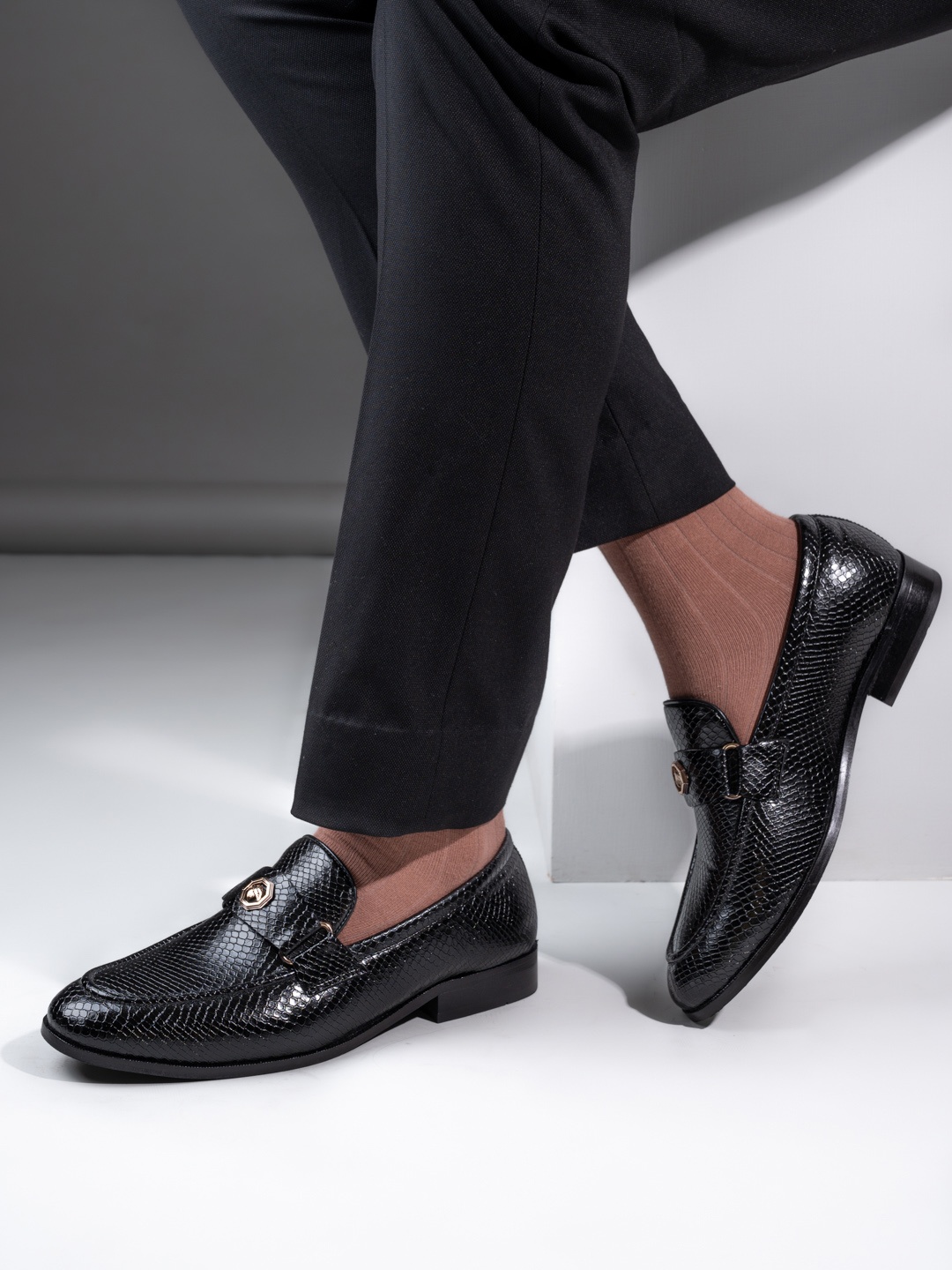 

FRANKROMELLO Men Leather Textured Formal Loafers, Black