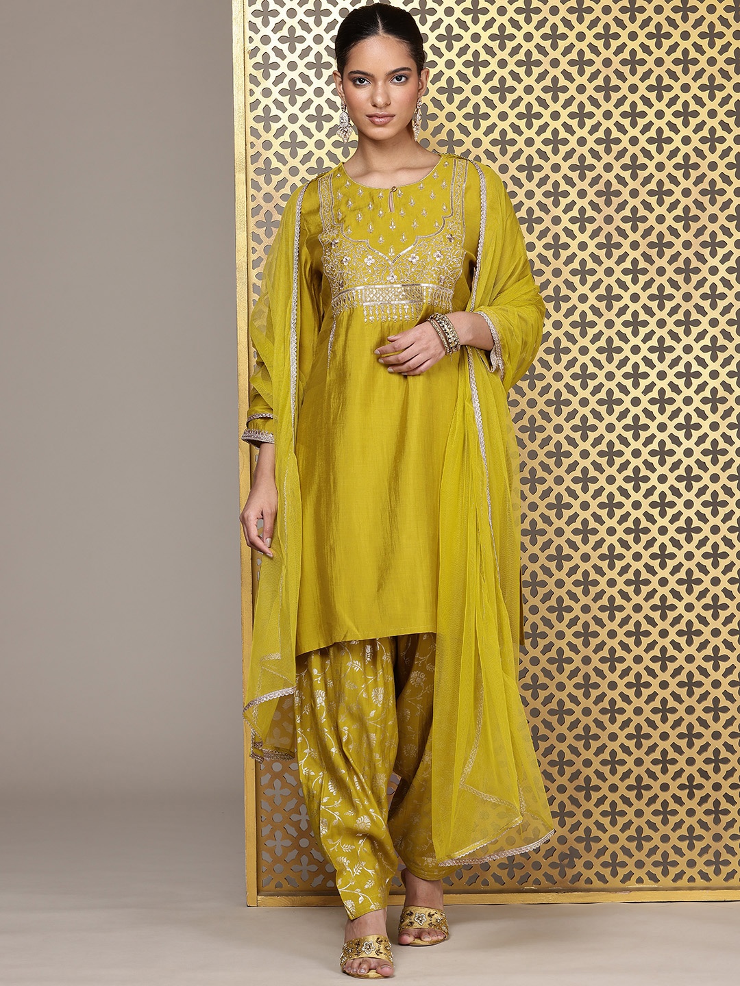 

House of Pataudi Floral Embroidered Thread Work Jashn Kurta with Patiala & Dupatta, Green