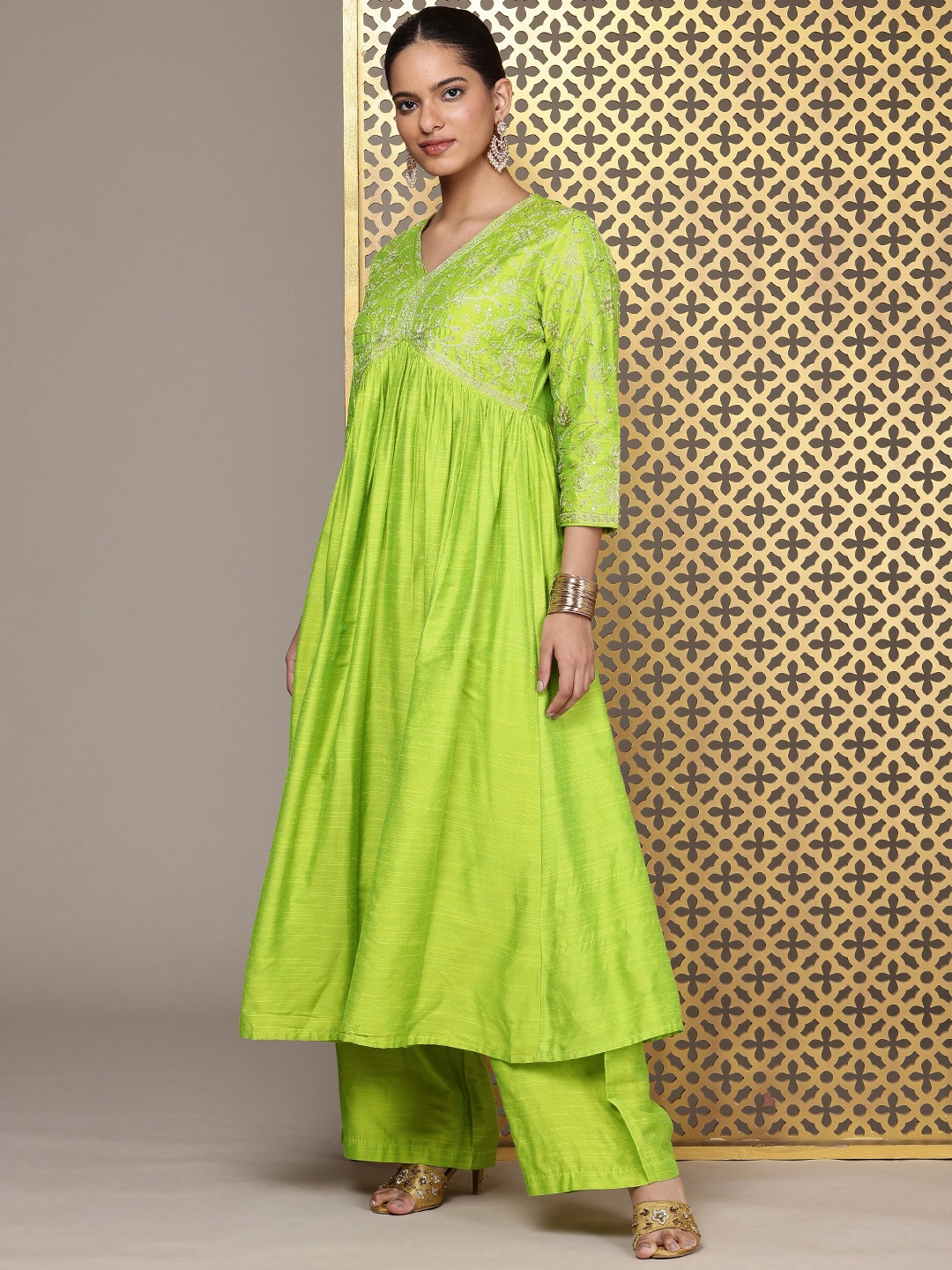 

House of Pataudi Floral Embroidered Sequinned Jashn Kurta with Palazzos & Dupatta, Green