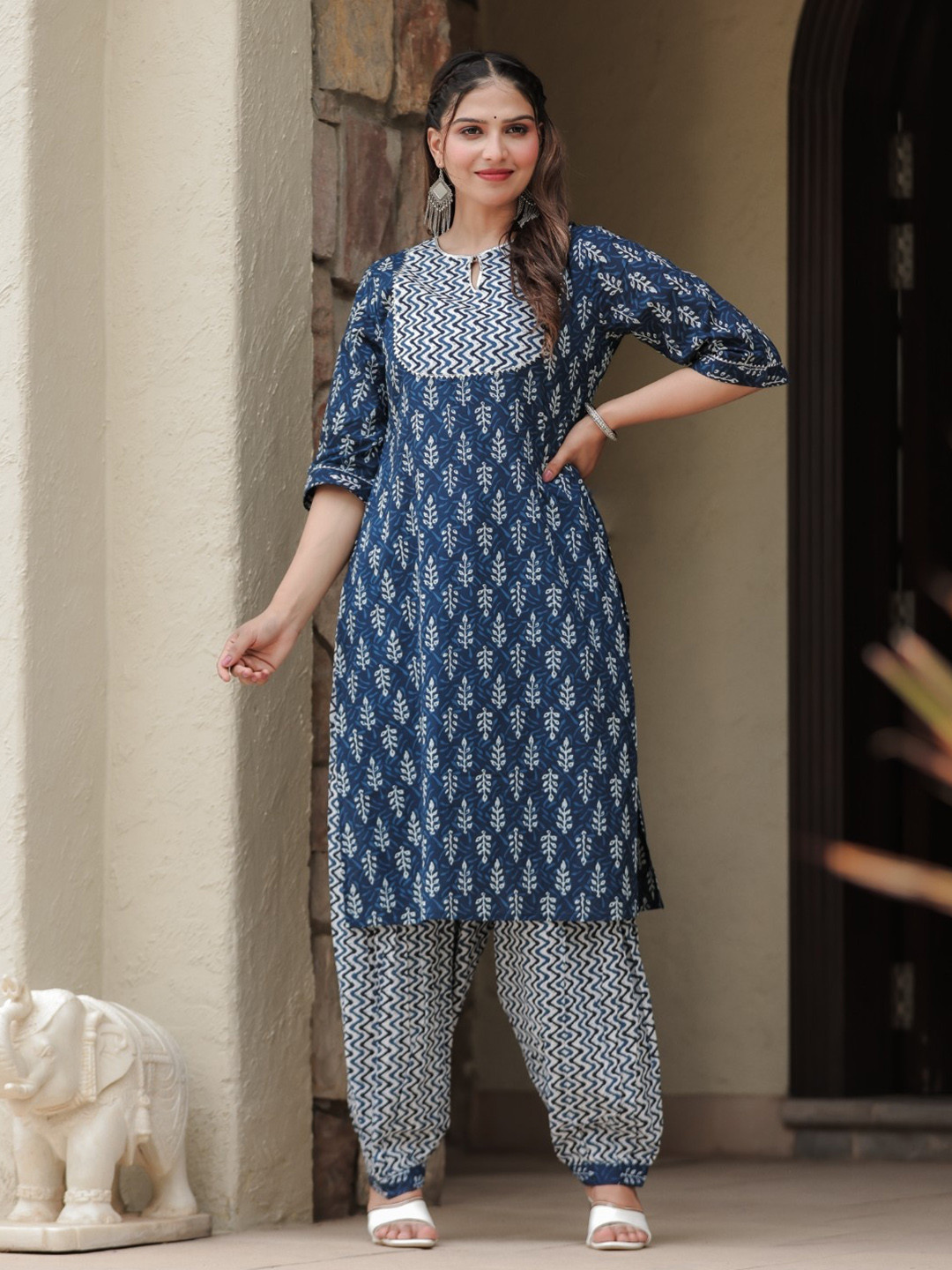 

Aramya Ethnic Motifs Printed Regular Gotta Patti Pure Cotton Kurta with Salwar, Blue