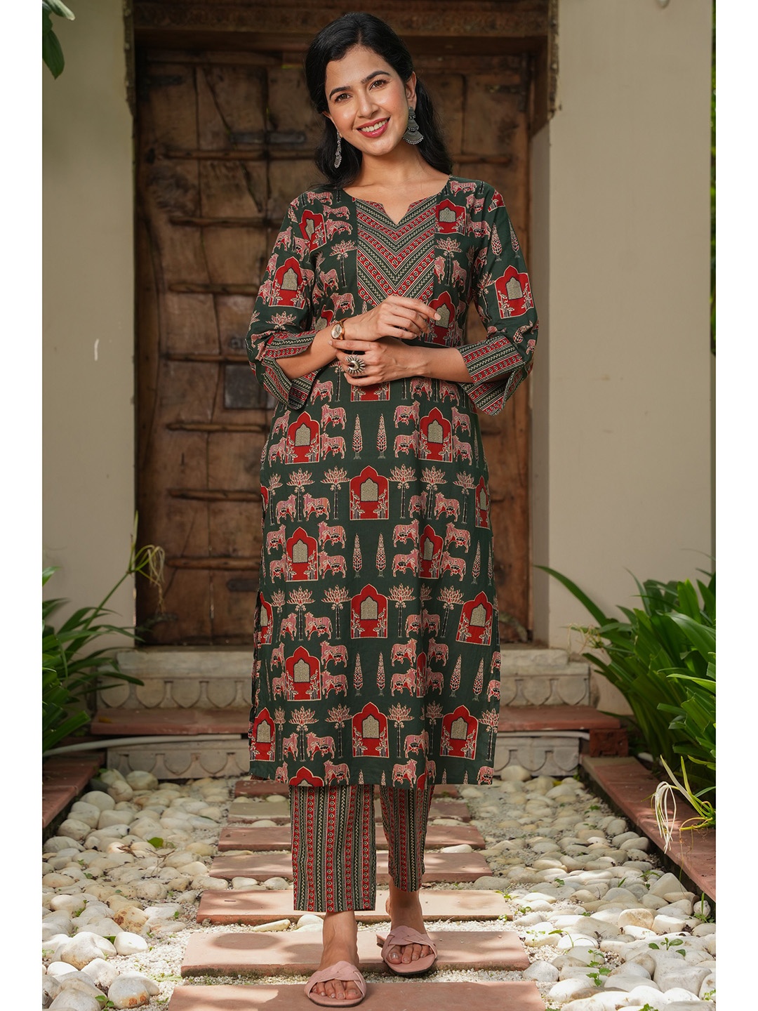 

Aramya Abstract Printed Notch Neck Straight Kurta, Green